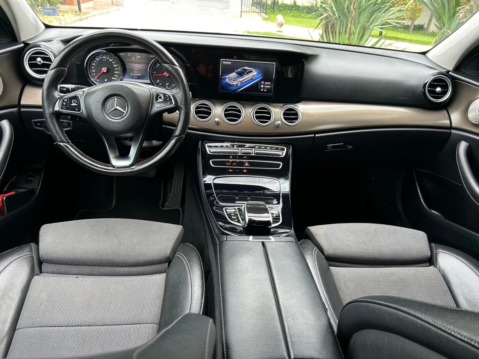 Mercedes-Benz E 220 AMG Pack, снимка 11 - Автомобили и джипове - 54610050
