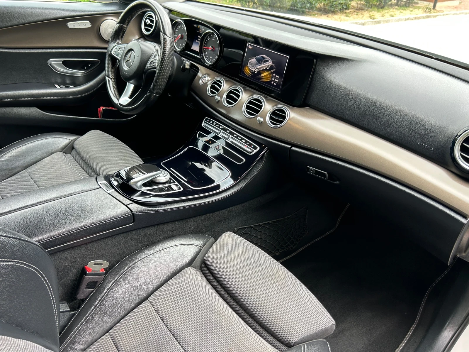 Mercedes-Benz E 220 AMG Pack, снимка 10 - Автомобили и джипове - 54610050