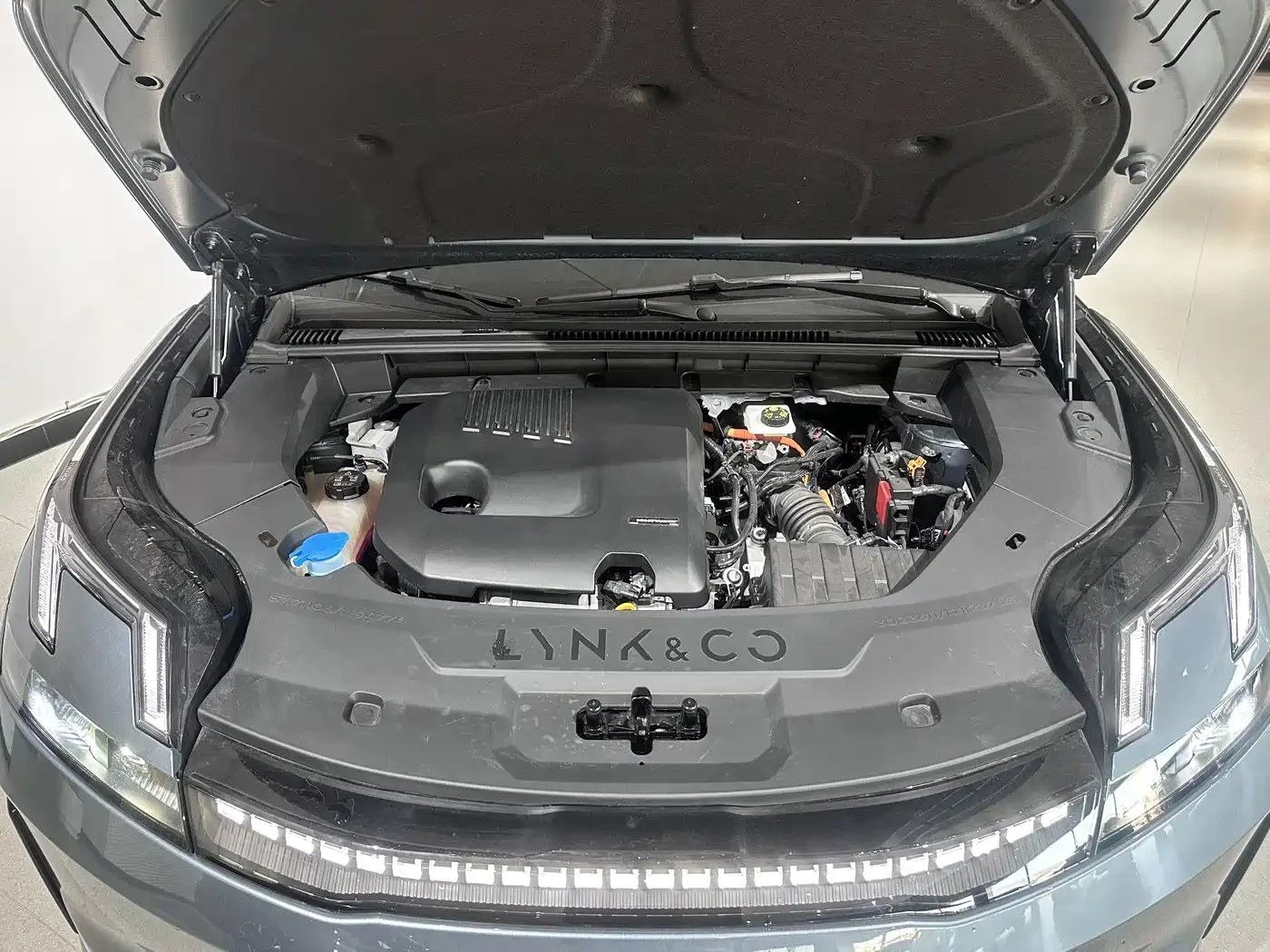 LynkCo 08 EM-P 2025 220km AWD Performance Halo | Mobile.bg � ����������� 17