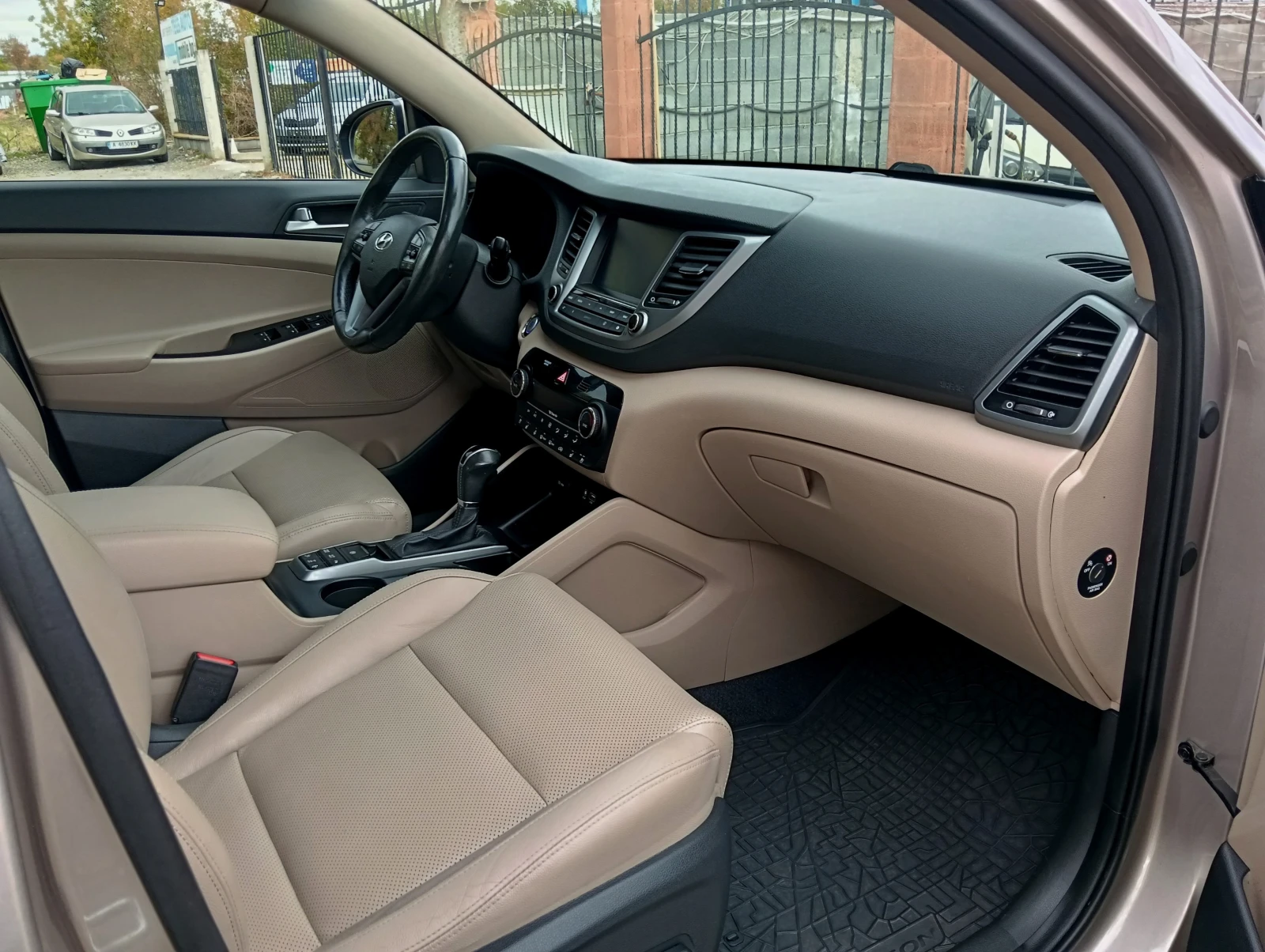 Hyundai Tucson 2.0CRDI FULL, снимка 10 - Автомобили и джипове - 56574620