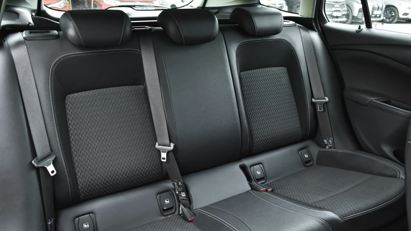 Opel Astra Sports Tourer 1.6d Innovation, снимка 11 - Автомобили и джипове - 52273948