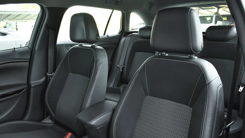 Opel Astra Sports Tourer 1.6d Innovation, снимка 10 - Автомобили и джипове - 52273948