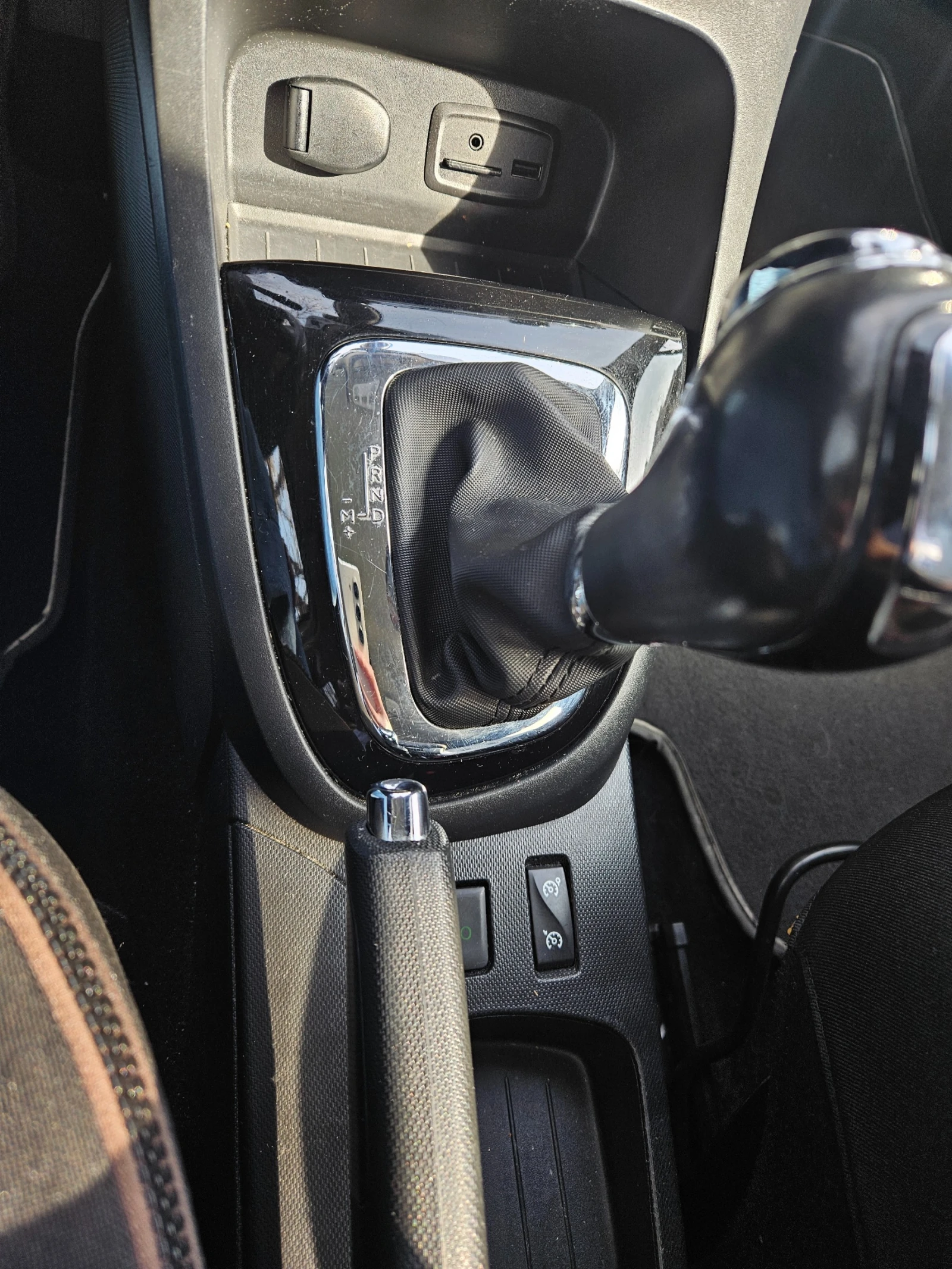 Renault Captur 1.5 DCI, снимка 10 - Автомобили и джипове - 54395899