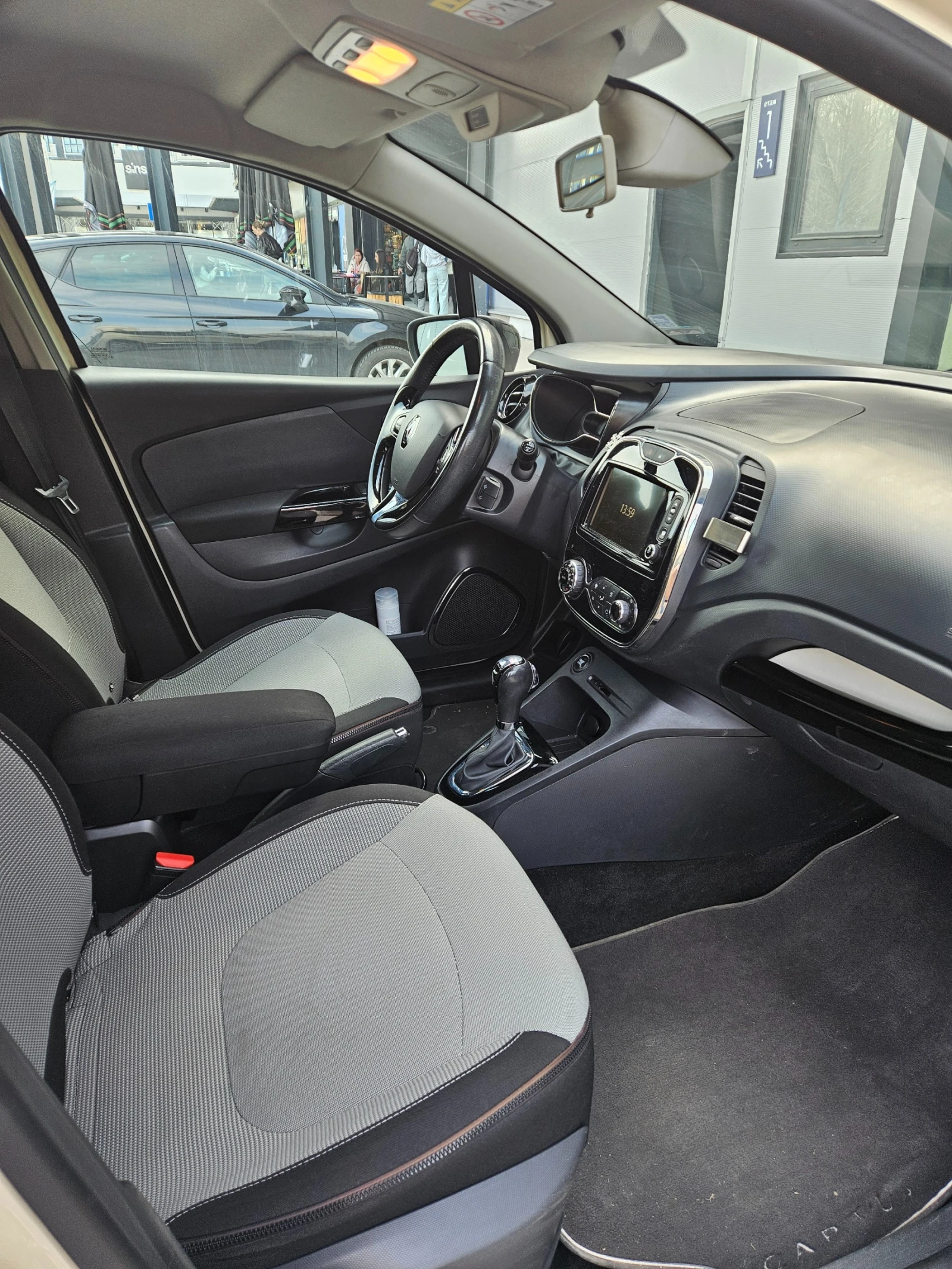 Renault Captur 1.5 DCI, снимка 7 - Автомобили и джипове - 54395899