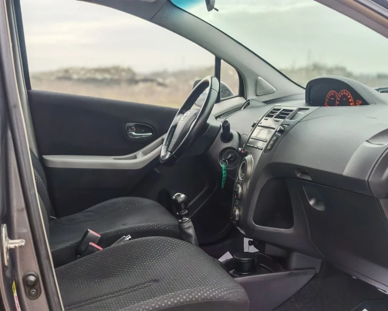 Toyota Yaris 1.3 БЕНЗИН 99 К.С. FACELIFT! УНИКАТ! , снимка 10 - Автомобили и джипове - 53488652