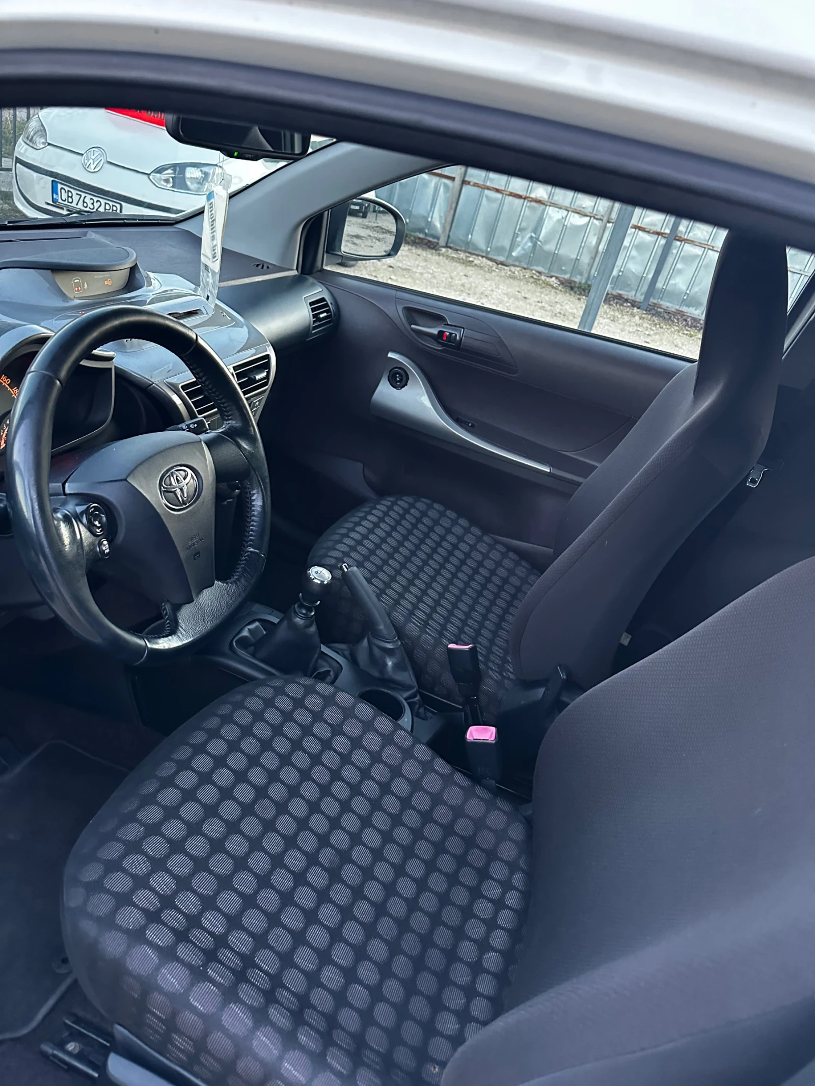Toyota IQ KeyLessGo/1.0i/Климатроник/125.000км  , снимка 7 - Автомобили и джипове - 53770035