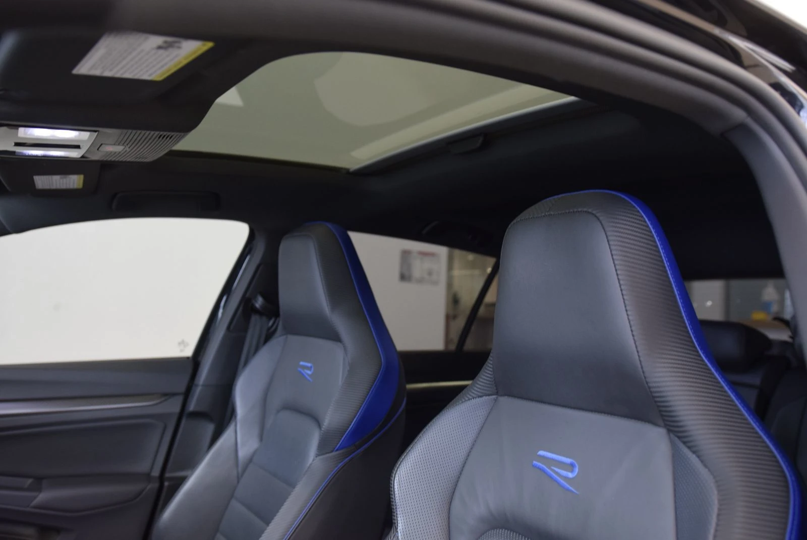 VW Golf R 20th Anniversary (Manual) | Цена до България, снимка 7 - Автомобили и джипове - 54081322