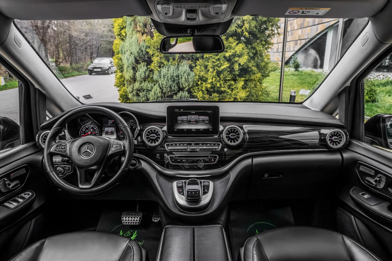 Mercedes-Benz Viano V220d* BUSINESS* PANORAMA* LONG* MEMORY* DISTRONIC, снимка 13 - Автомобили и джипове - 54672517