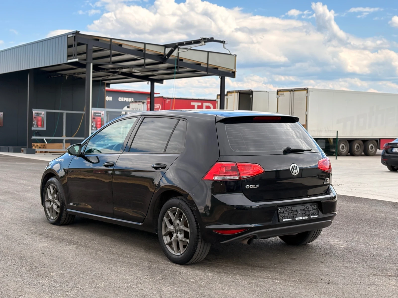 VW Golf 7 1.6 TDI 105 кс Navi* Distronic* Самопаркиране* , снимка 4 - Автомобили и джипове - 55264080