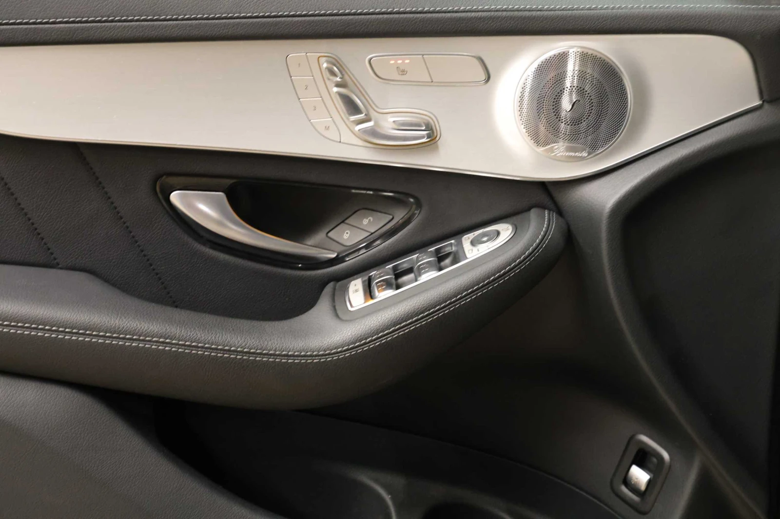 Mercedes-Benz GLC 43 AMG 4-MATIC Burmester  Surround-Soundsystem - изображение 5