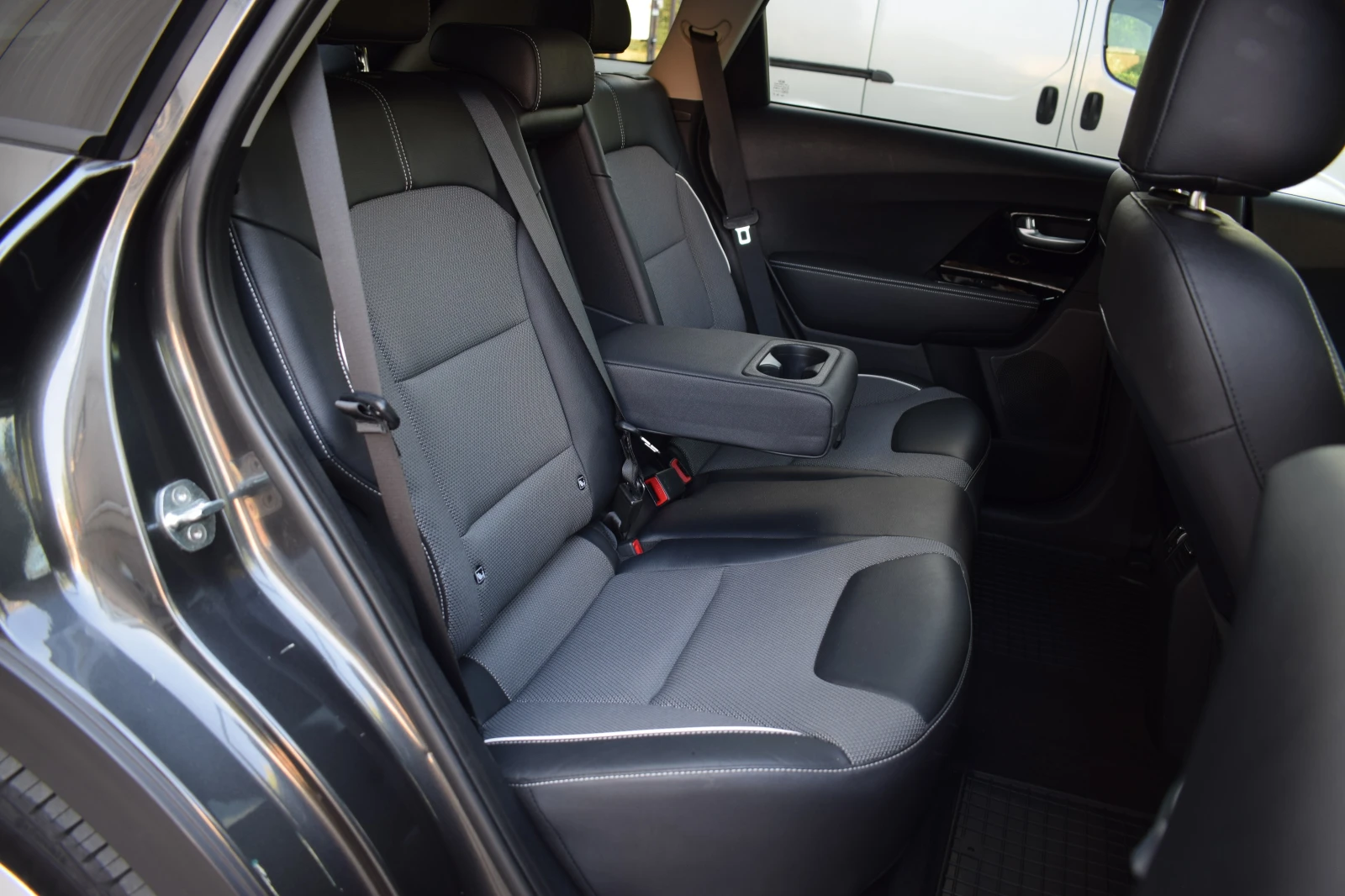 Kia Niro 65 kWh-204 hp, снимка 14 - Автомобили и джипове - 55292348
