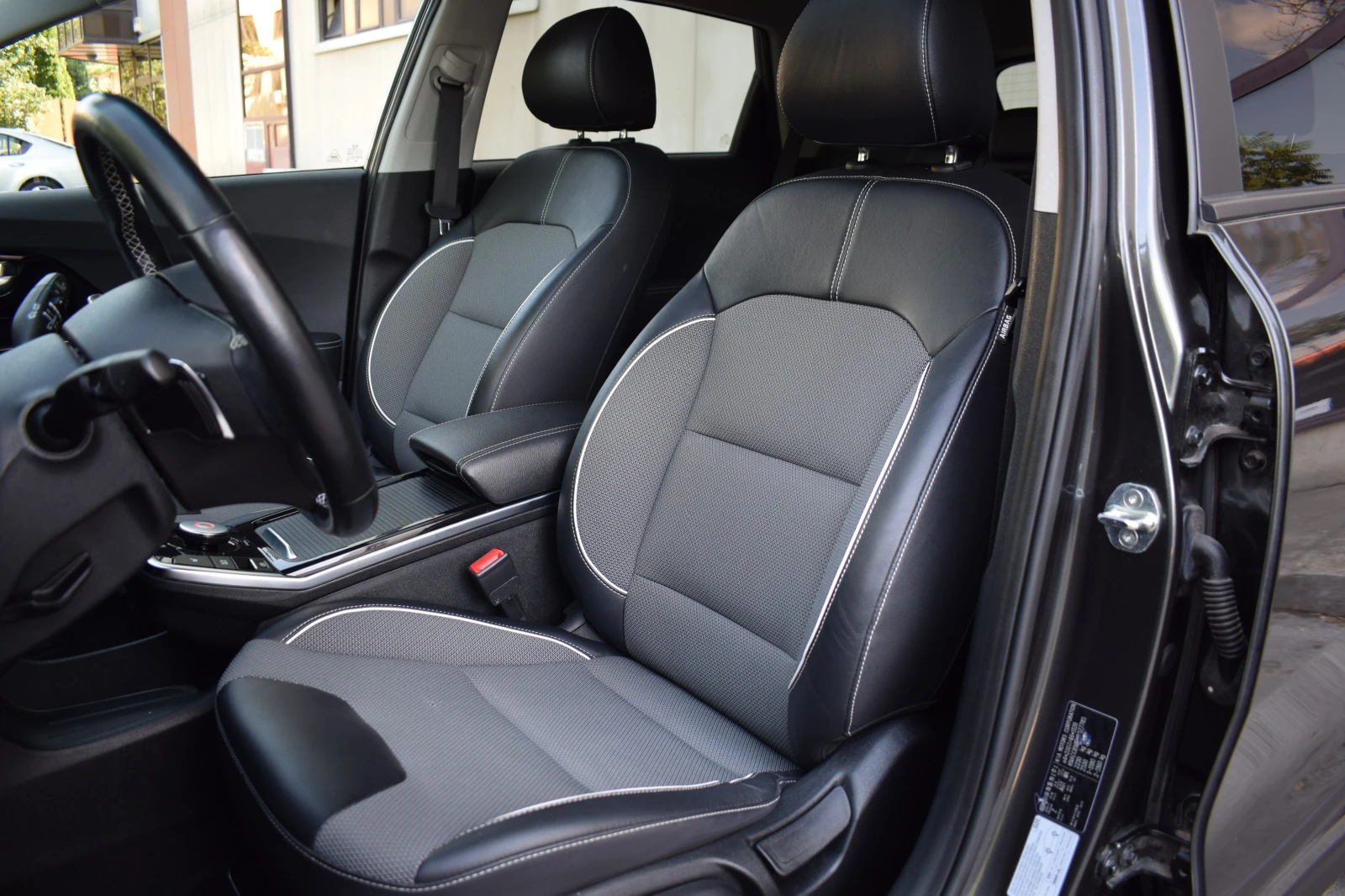 Kia Niro 65 kWh-204 hp, снимка 12 - Автомобили и джипове - 55292348