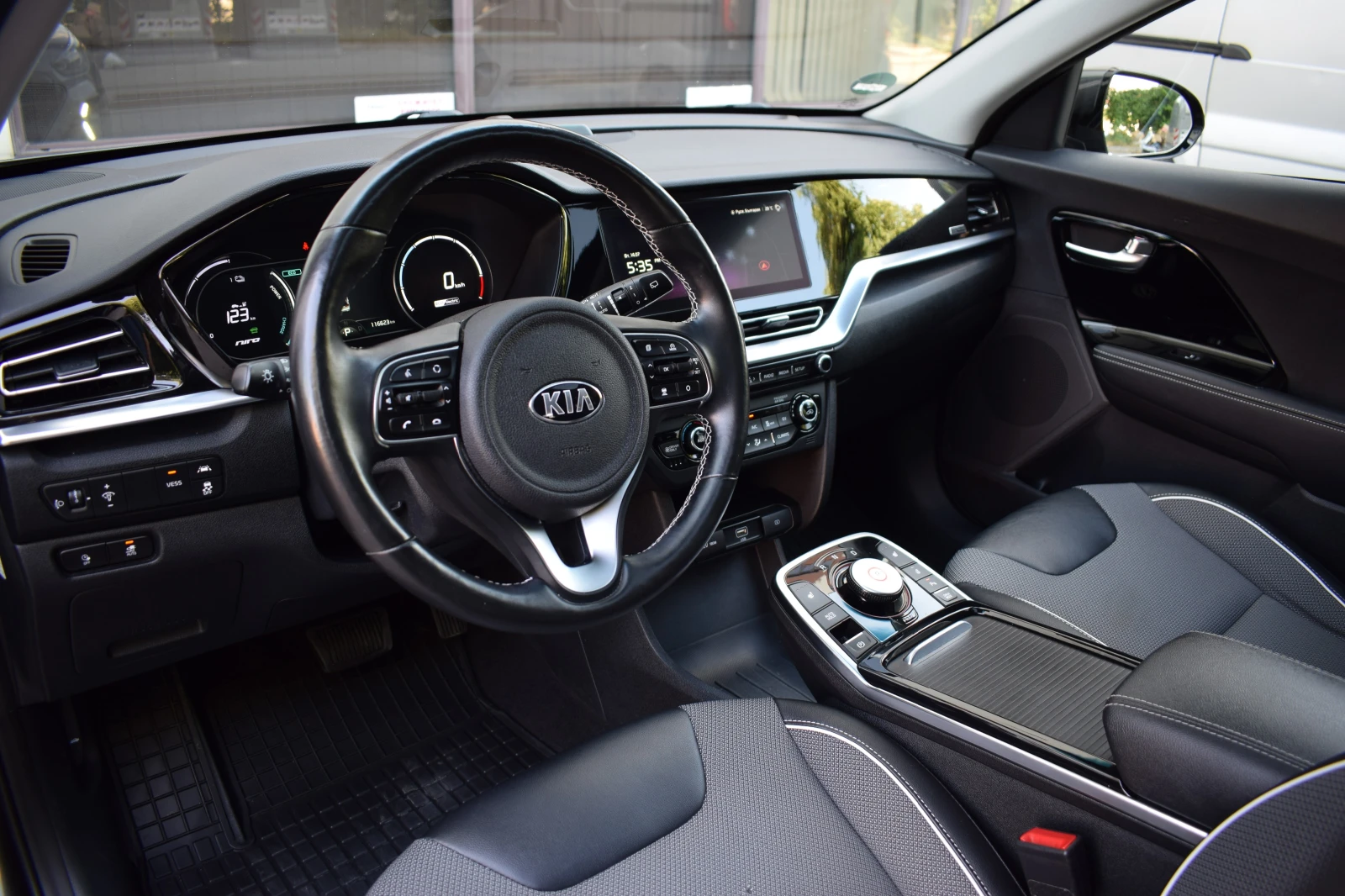 Kia Niro 65 kWh-204 hp, снимка 8 - Автомобили и джипове - 55292348