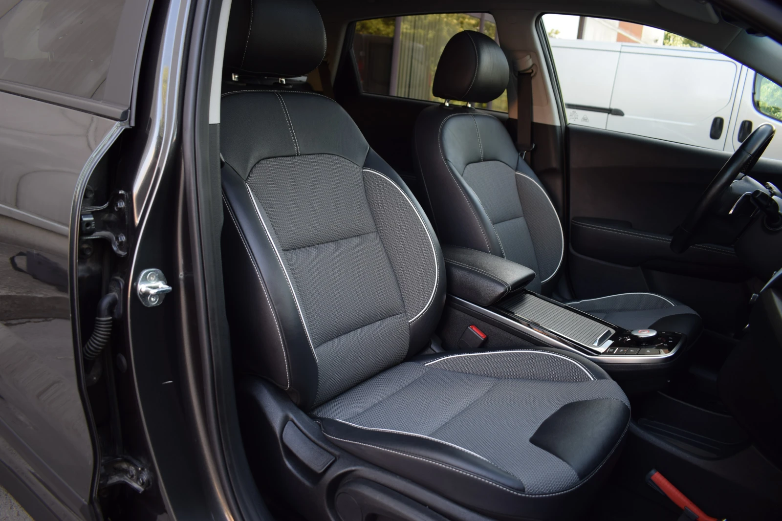 Kia Niro 65 kWh-204 hp, снимка 13 - Автомобили и джипове - 55292348