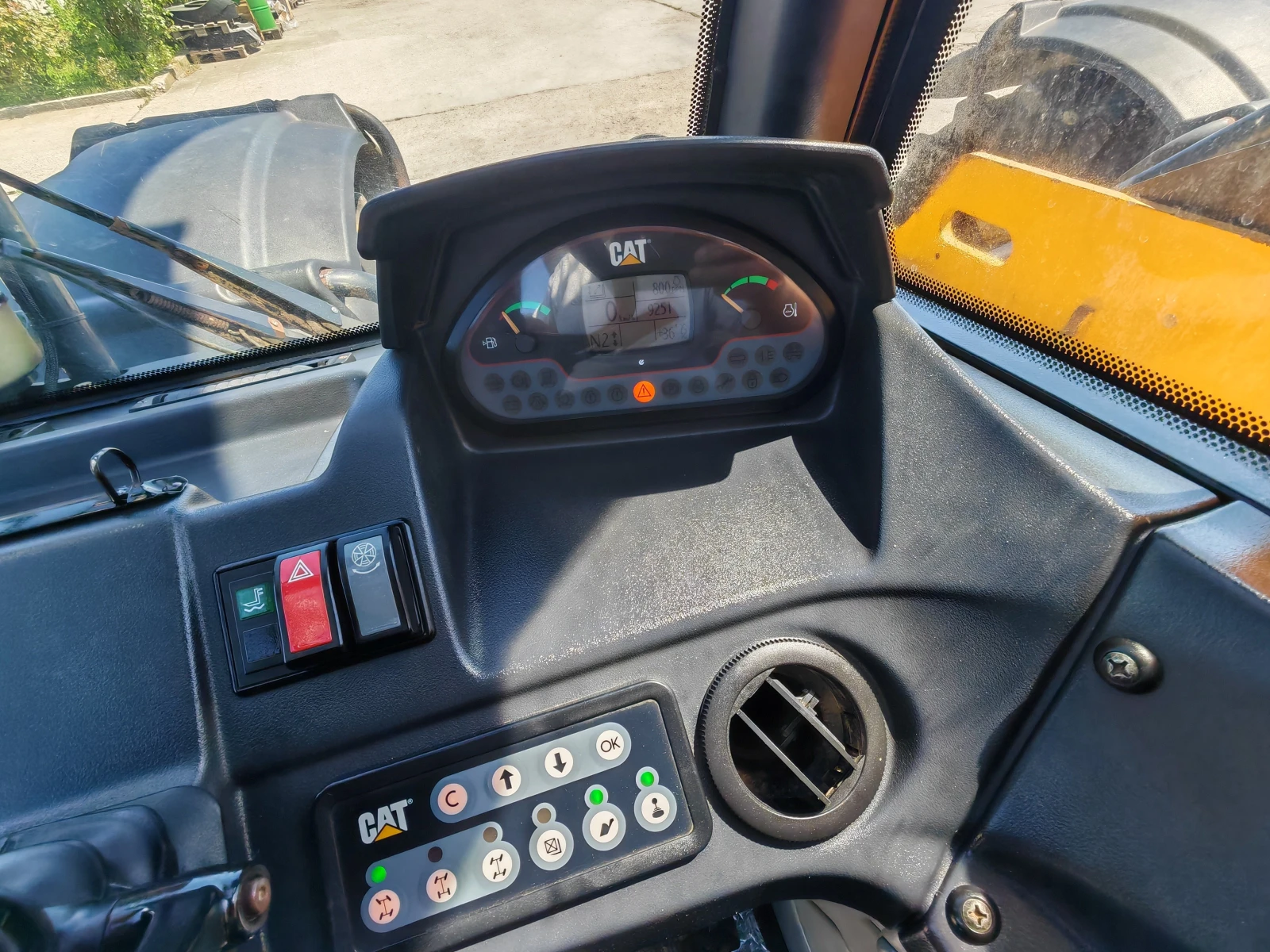 Телескопичен товарач Caterpillar TH 407C, снимка 11 - Селскостопанска техника - 54435746