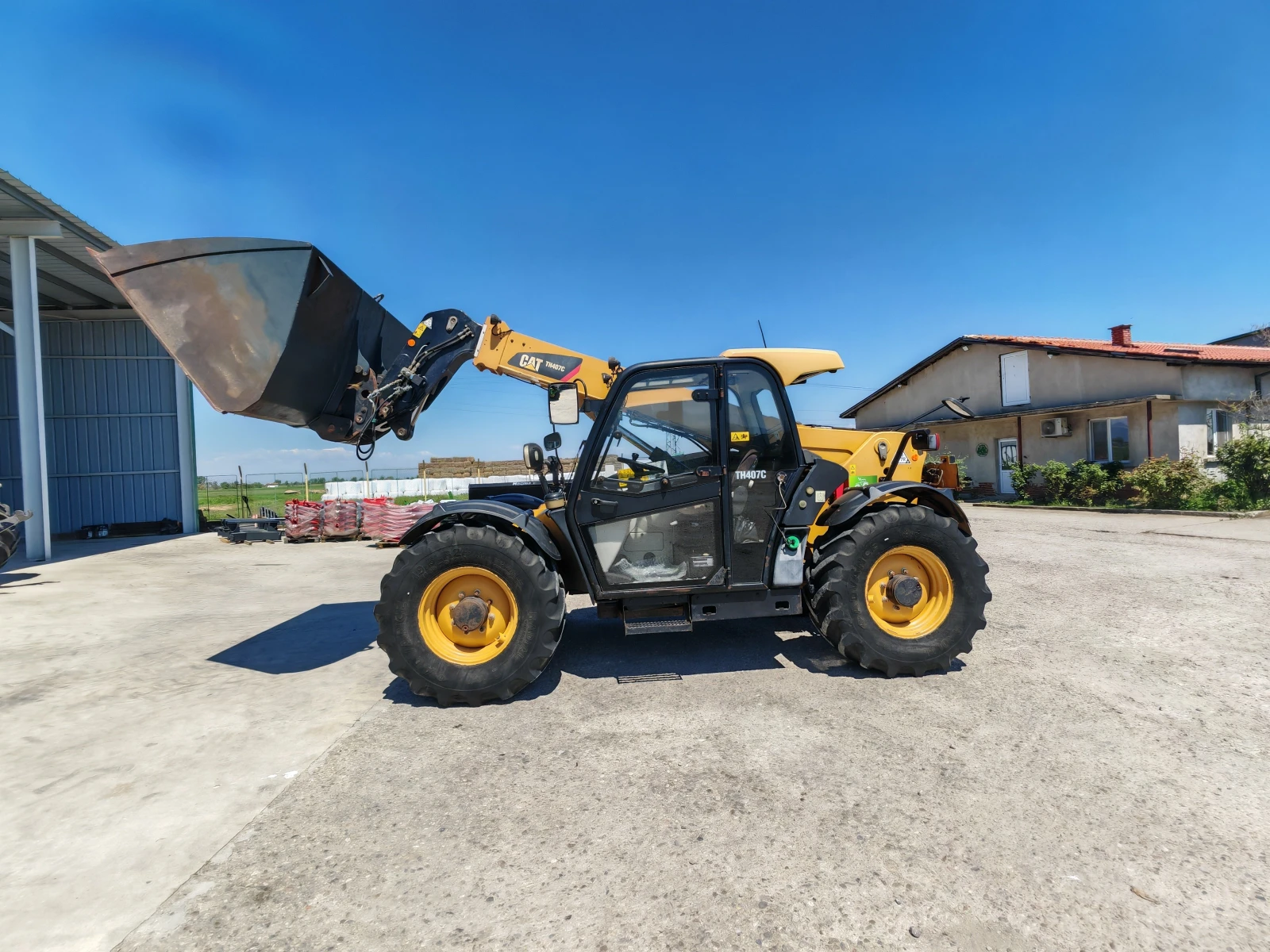 Телескопичен товарач Caterpillar TH 407C, снимка 10 - Селскостопанска техника - 54435746