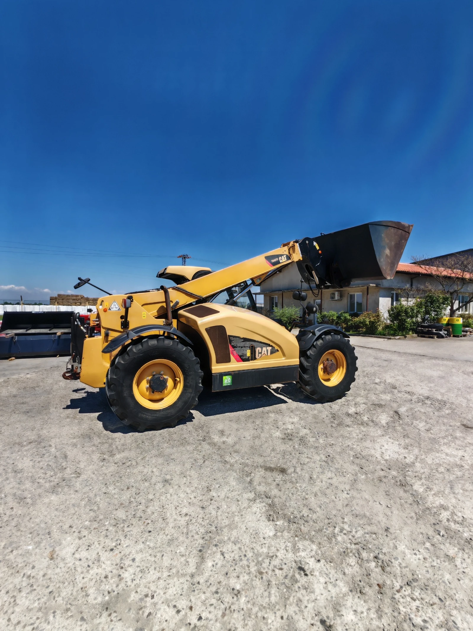 Телескопичен товарач Caterpillar TH 407C, снимка 2 - Селскостопанска техника - 54435746