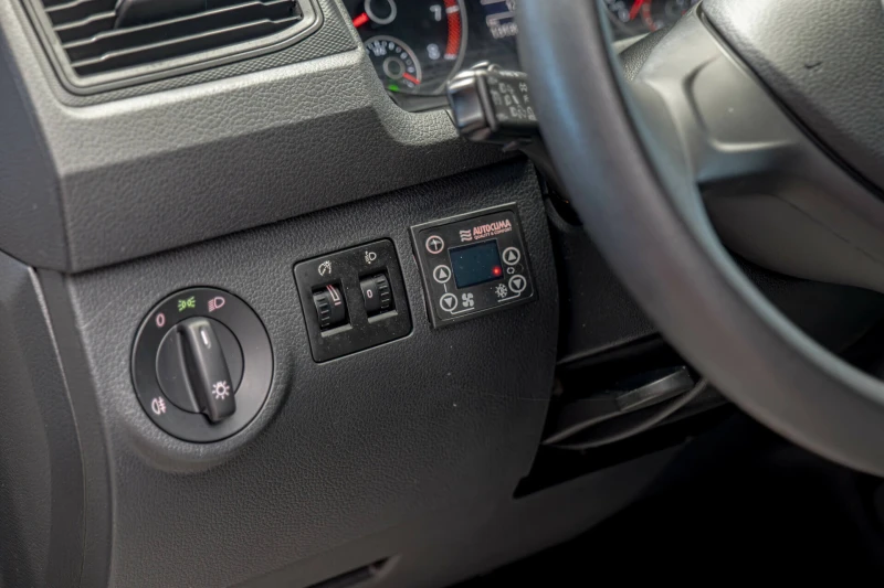 VW Caddy Хладилен/1.4i/Климатик/SD Card, снимка 8 - Автомобили и джипове - 50368538