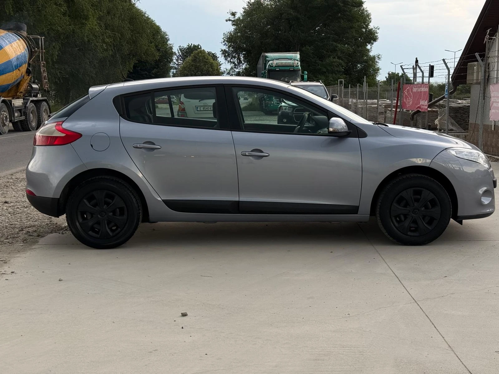 Renault Megane 1.5 DCI Навигация/Климатроник/Собствен лизинг - изображение 3