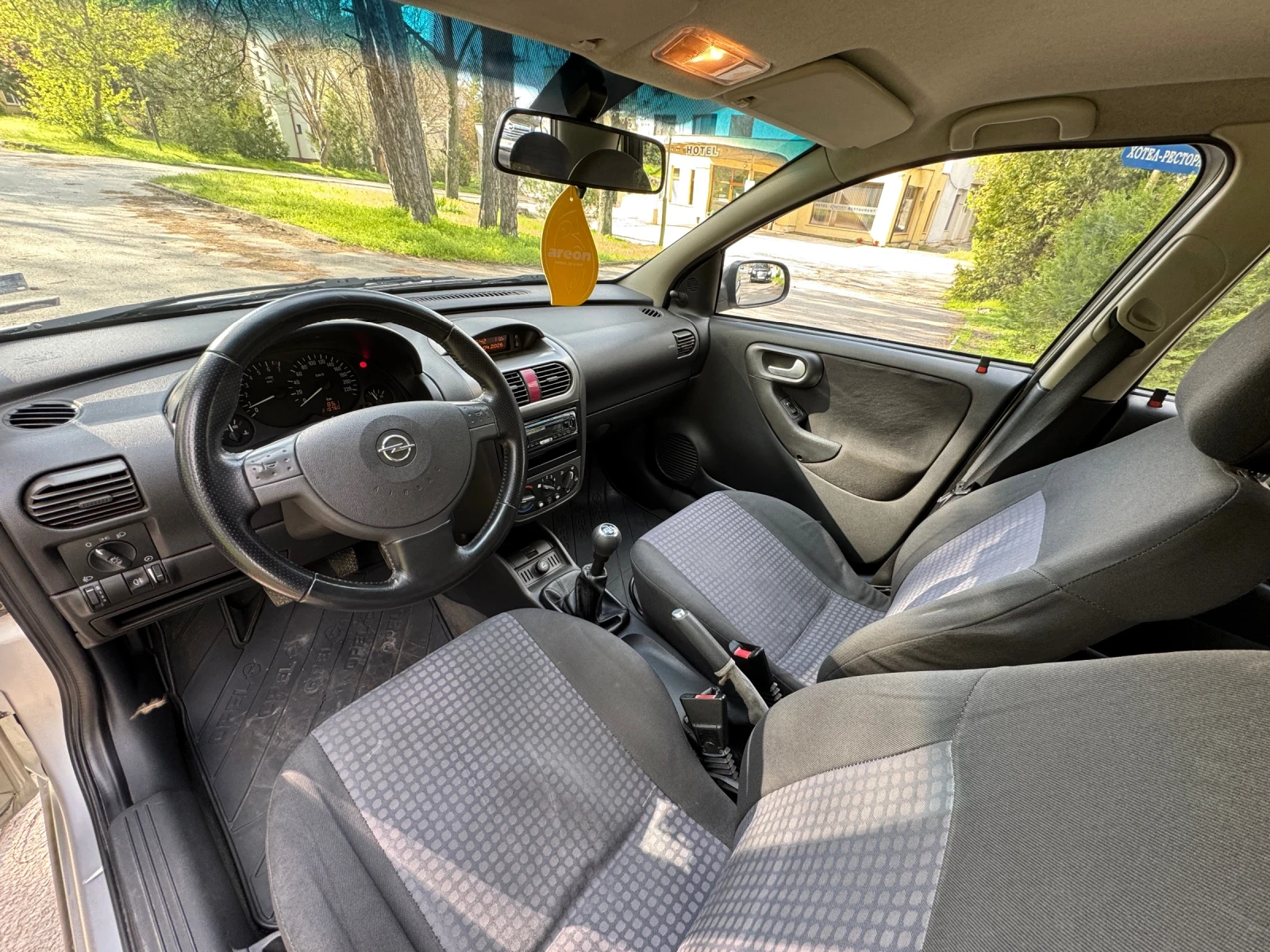 Opel Corsa C 1.0 бензин, снимка 9 - Автомобили и джипове - 54164040