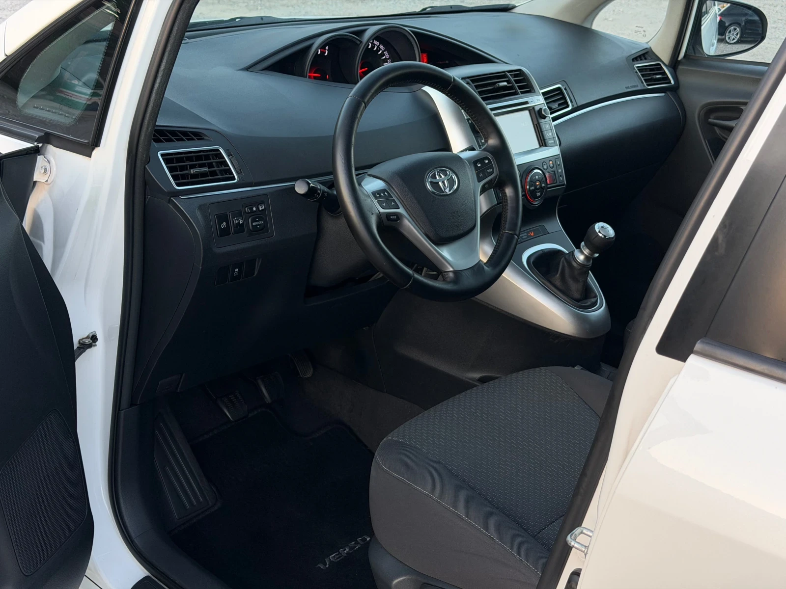 Toyota Verso 2.0D-4D 126кс Панорама Камера Face-Lift, снимка 9 - Автомобили и джипове - 54976649