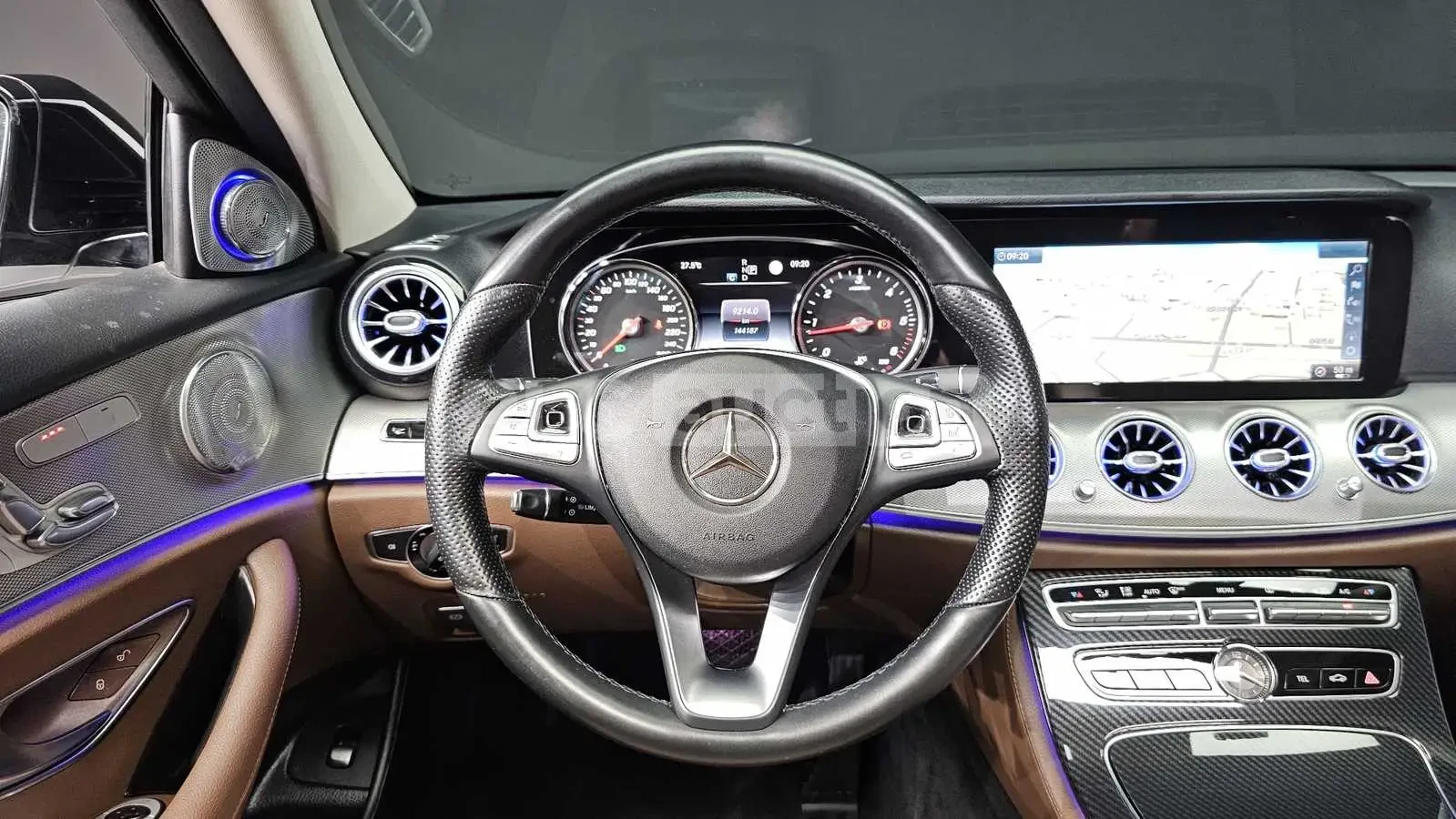 Mercedes-Benz E 220 AVANGARD HEAD UP/BURMESTER 4D/PANORAMA/360CAM/, снимка 10 - Автомобили и джипове - 55310135