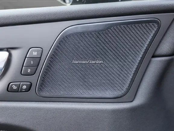 Volvo XC60 T8 Recharge AWD = Ultra Dark = Гаранция, снимка 4 - Автомобили и джипове - 54179300