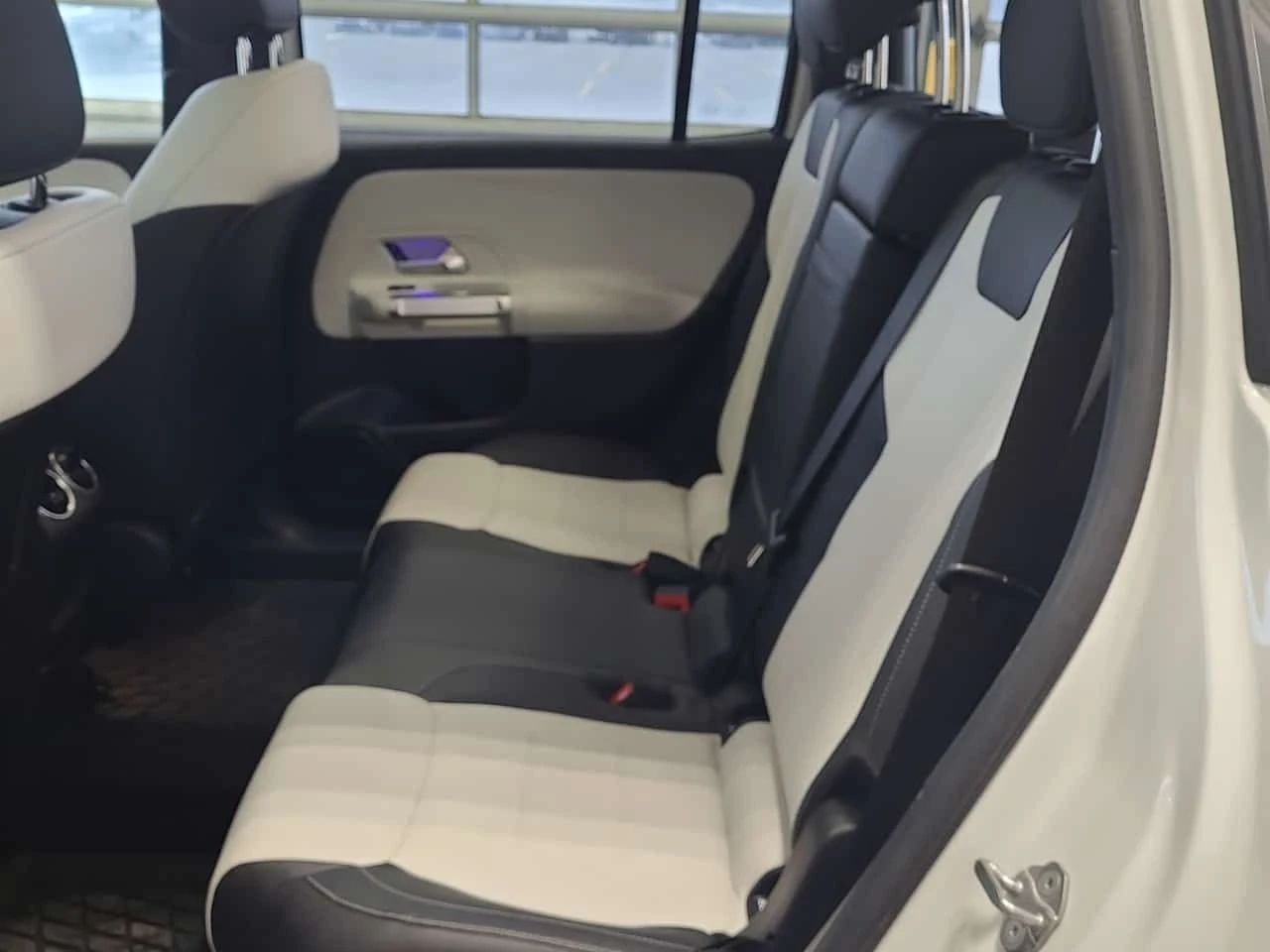 Mercedes-Benz GLB 250| 360 КАМЕРИ| АМБИЕНТ| ПАНОРАМА| 2 КЛЮЧА| , снимка 12 - Автомобили и джипове - 54163498