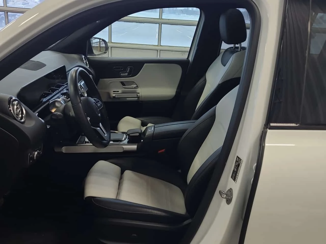 Mercedes-Benz GLB 250| 360 КАМЕРИ| АМБИЕНТ| ПАНОРАМА| 2 КЛЮЧА| , снимка 8 - Автомобили и джипове - 54163498