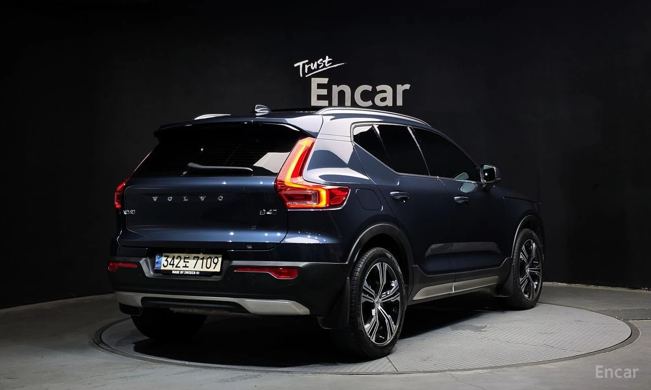 Volvo XC40 INSCRIPTION* ДИГИТАЛНО* ТАБЛО* ПОДГРЕВ* САМОПАРКИР, снимка 2 - Автомобили и джипове - 56076383