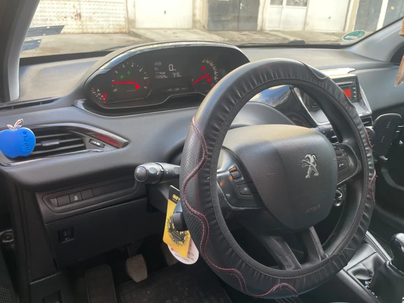 Peugeot 208, снимка 5 - Автомобили и джипове - 48600054