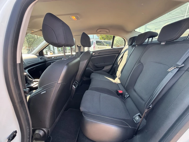 Renault Megane Sedan TCe 140 бензин Stop&Start BVM6, снимка 10 - Автомобили и джипове - 51119092