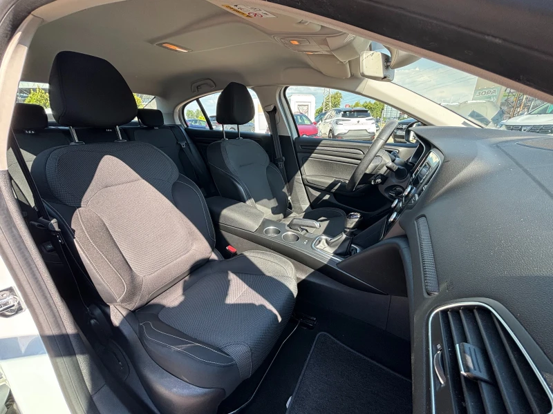 Renault Megane Sedan TCe 140 бензин Stop&Start BVM6, снимка 13 - Автомобили и джипове - 51119092