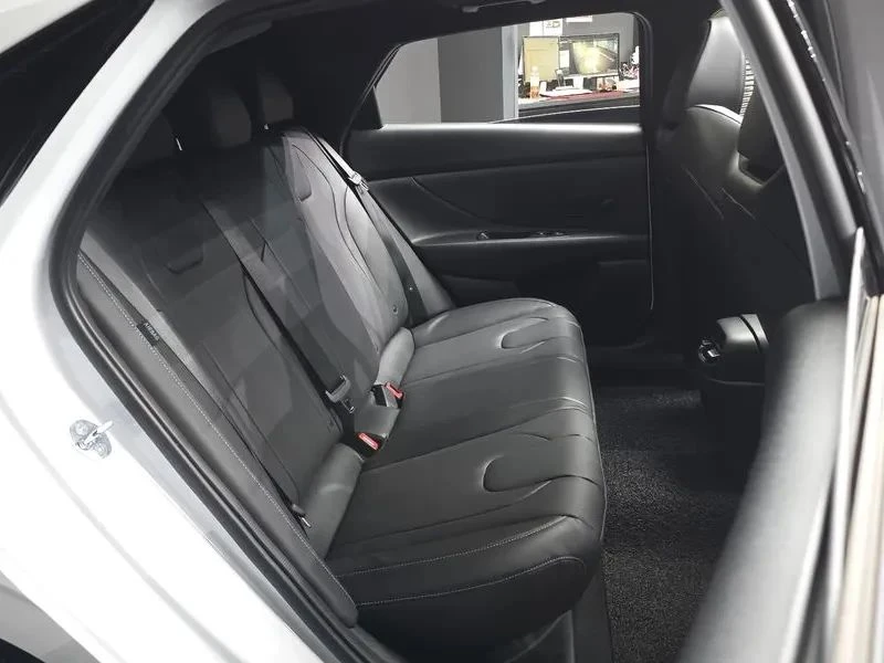 Hyundai Elantra, снимка 11 - Автомобили и джипове - 56724938
