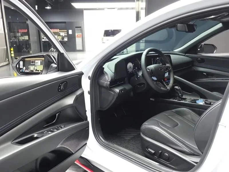 Hyundai Elantra, снимка 9 - Автомобили и джипове - 56724938