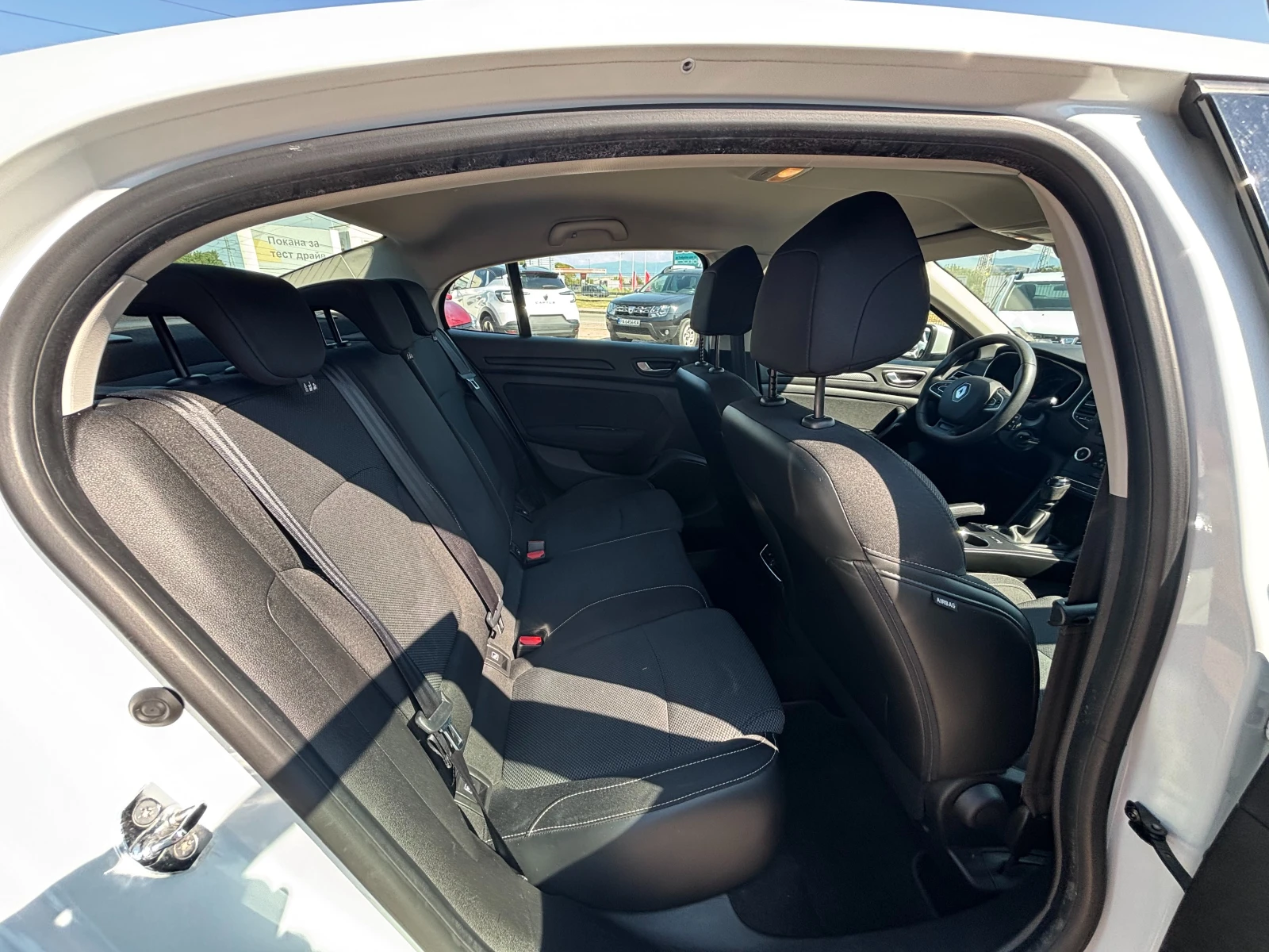 Renault Megane Sedan TCe 140 бензин Stop&Start BVM6 - изображение 9