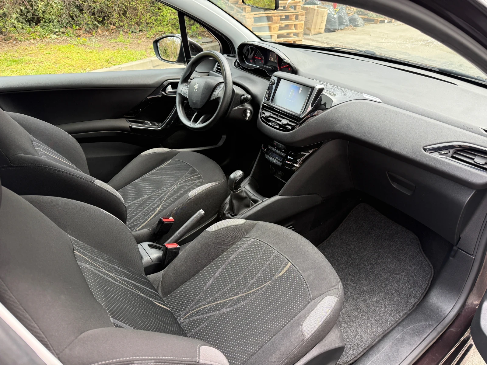 Peugeot 208 1.4i 95к.с, снимка 7 - Автомобили и джипове - 54210090