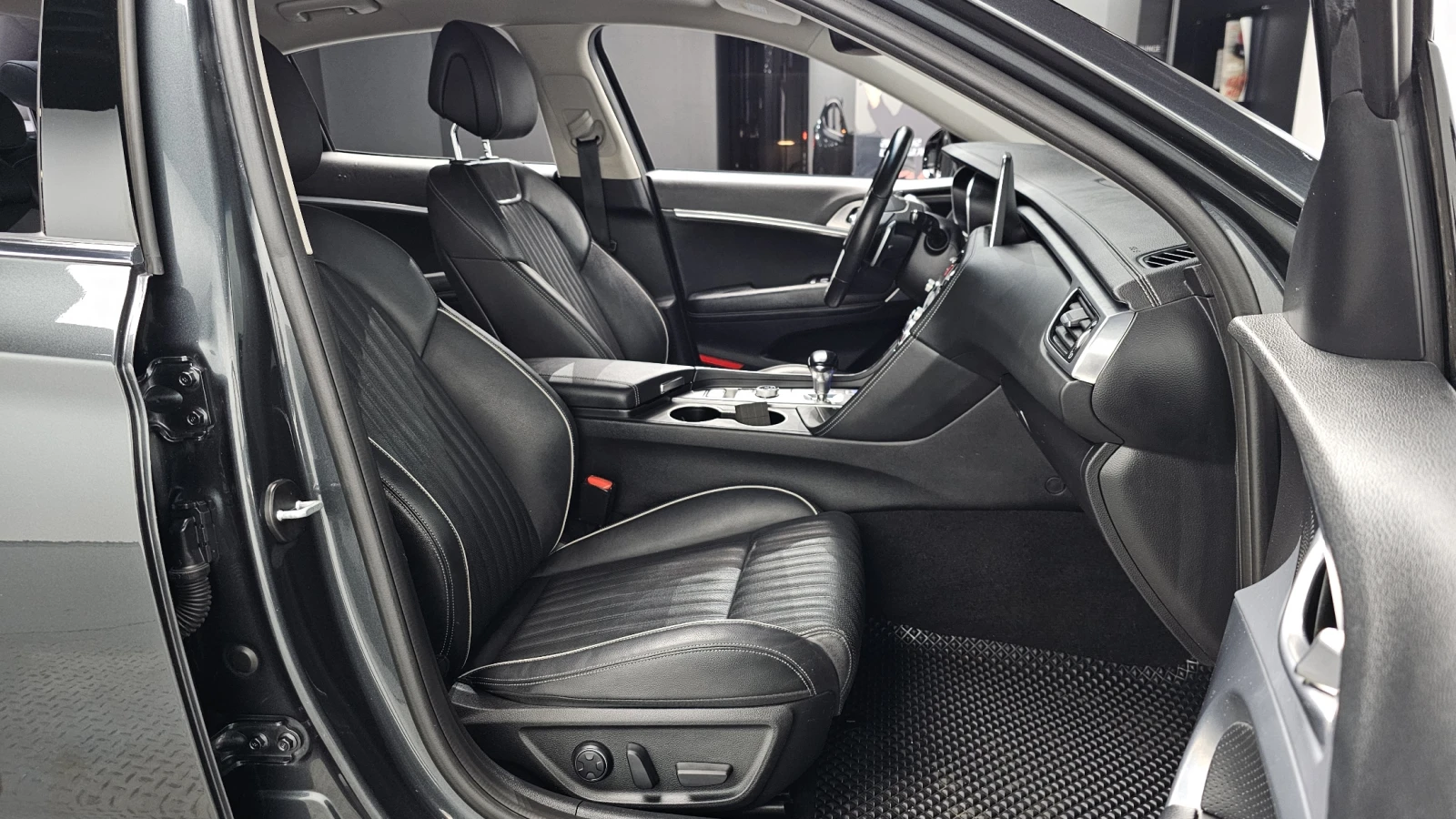 Genesis G70 2.2D* BLIND SPOT* ПОДГРЕВ ВОЛАН* КРАЙНА ЦЕНА, снимка 12 - Автомобили и джипове - 55594183