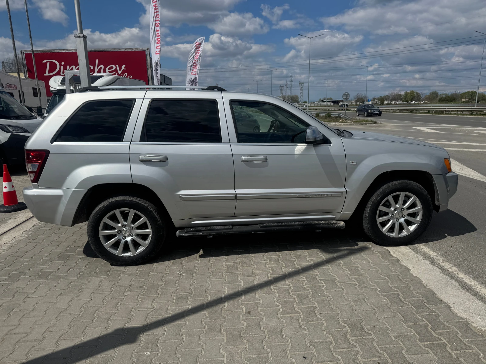 Jeep Grand cherokee Overland, снимка 4 - Автомобили и джипове - 54157374