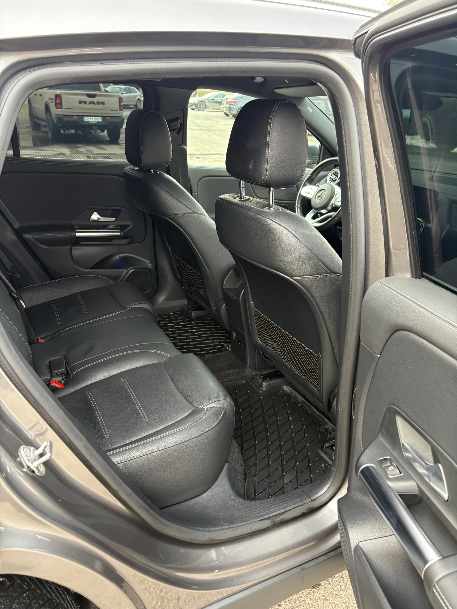 Mercedes-Benz EQA, снимка 12 - Автомобили и джипове - 54413668