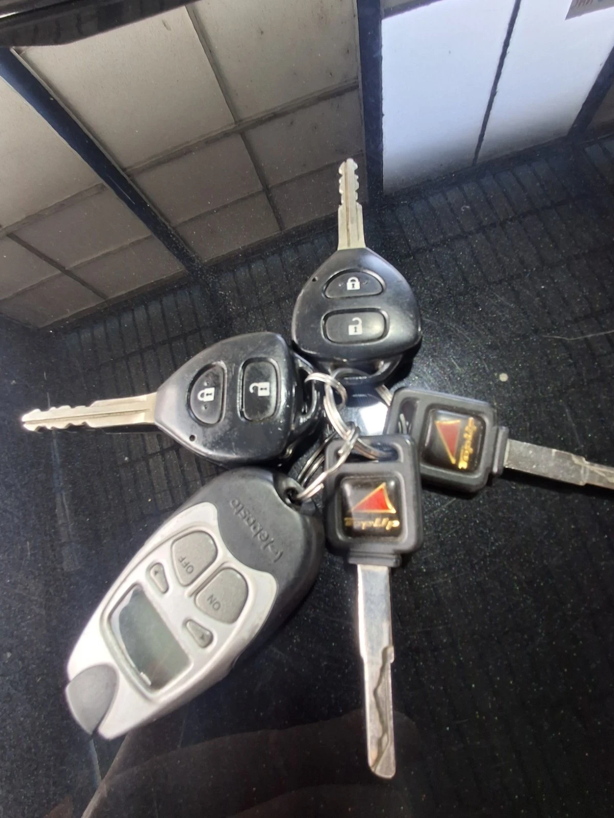 Toyota Hilux 3.0 D4D, снимка 11 - Автомобили и джипове - 54799413