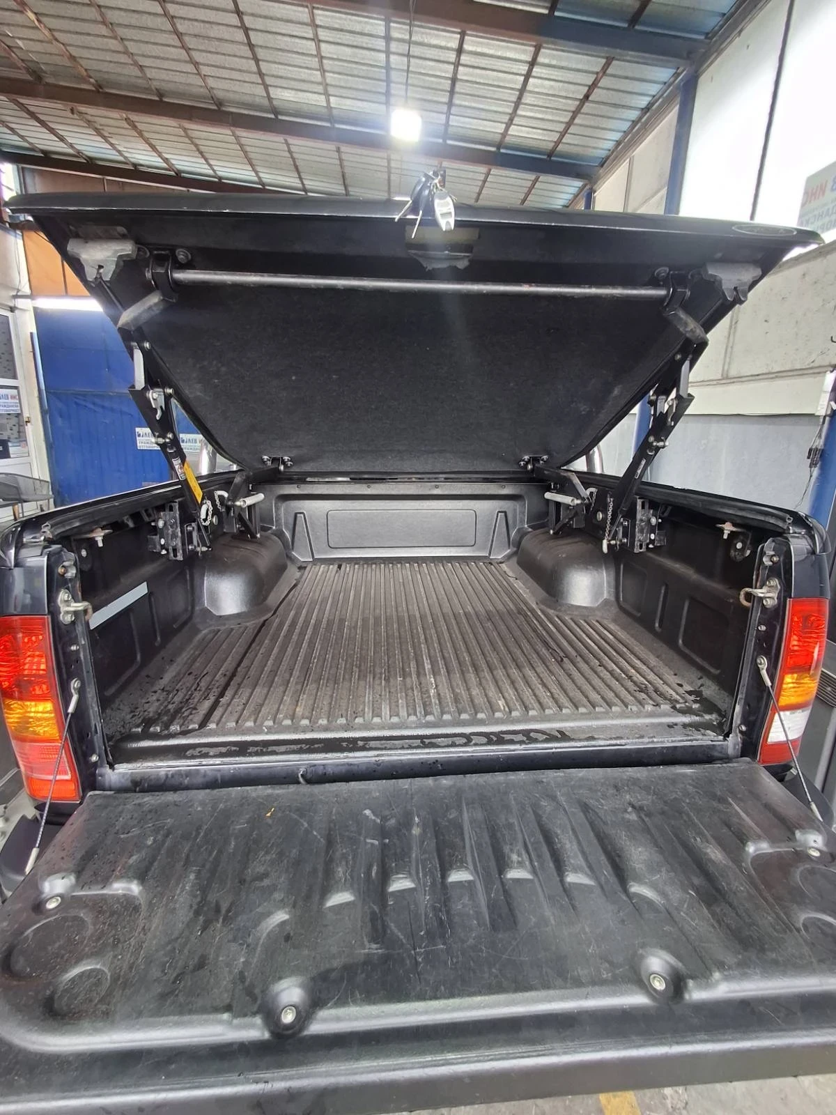Toyota Hilux 3.0 D4D, снимка 8 - Автомобили и джипове - 54799413