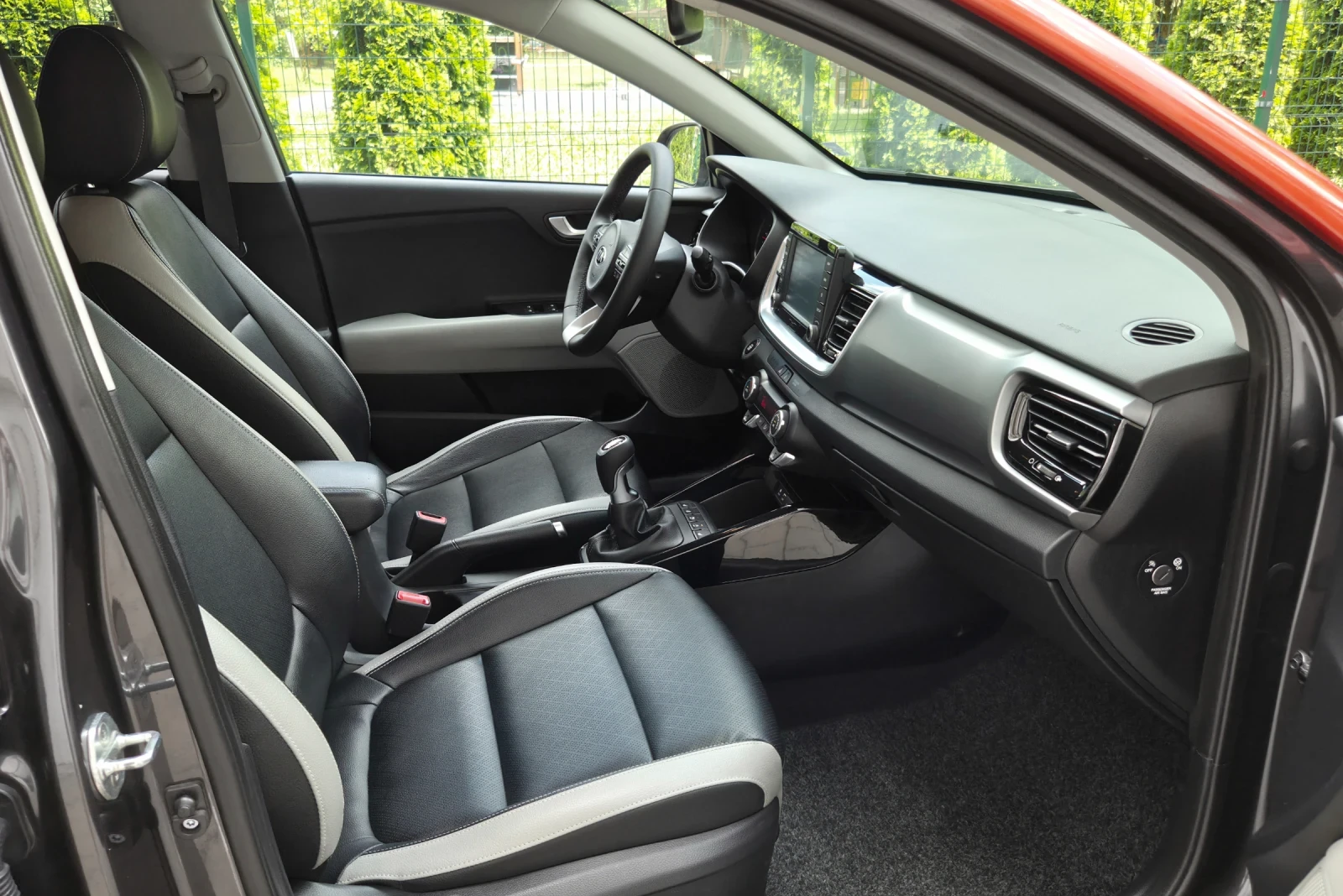 Kia Stonic 1.6 CRDi PREMIUM /ПОДГРЕВ /KEYLESS /КАМЕРА/КОЖА, снимка 11 - Автомобили и джипове - 54933989