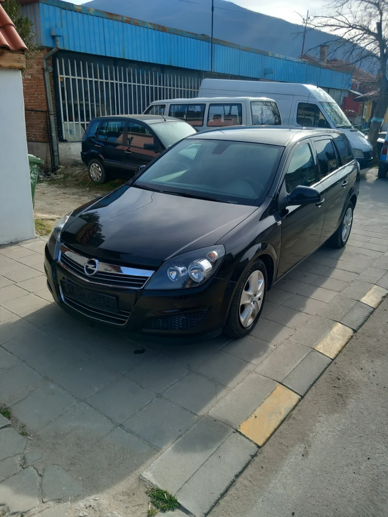 Opel Astra H 1.7 2010г., снимка 2 - Автомобили и джипове - 49439092