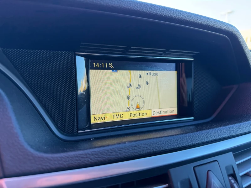 Mercedes-Benz E 220 БАРТЕР* УНИКАТ* КОЖА* НАВИ, снимка 12 - Автомобили и джипове - 52175036