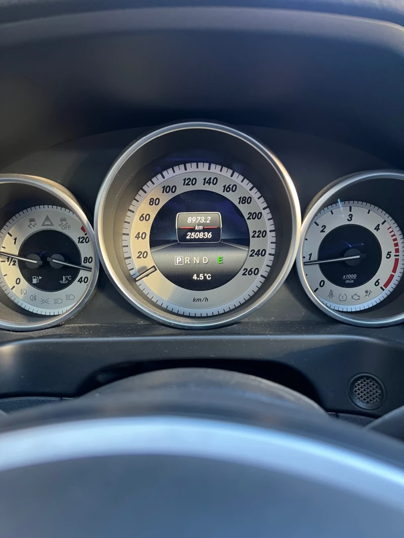 Mercedes-Benz E 220, снимка 12 - Автомобили и джипове - 52944165