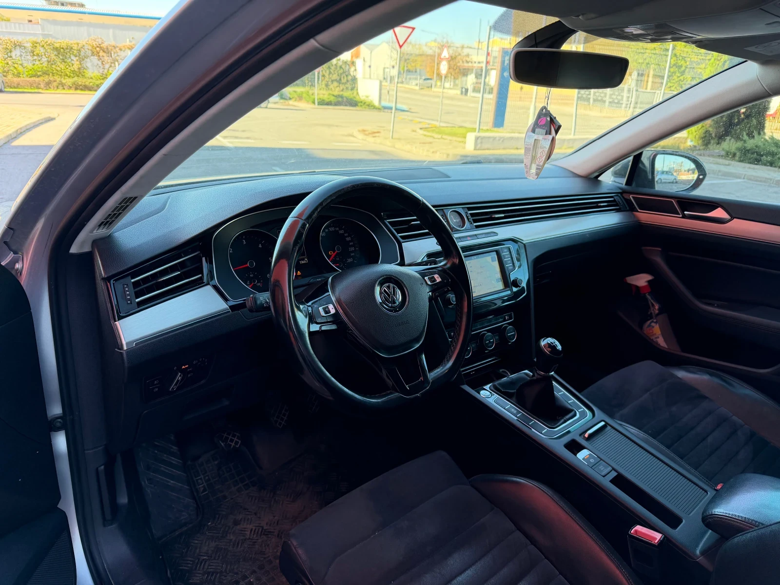 VW Passat 2.0TDI* 6ск* Ръчка* Highline | Mobile.bg — изображение 16