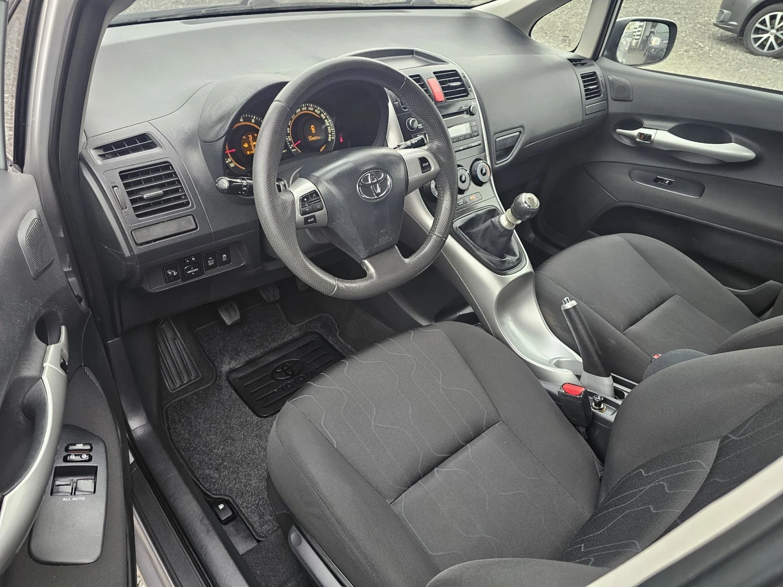 Toyota Auris 1.3i 100KC.6-СК! - изображение 8