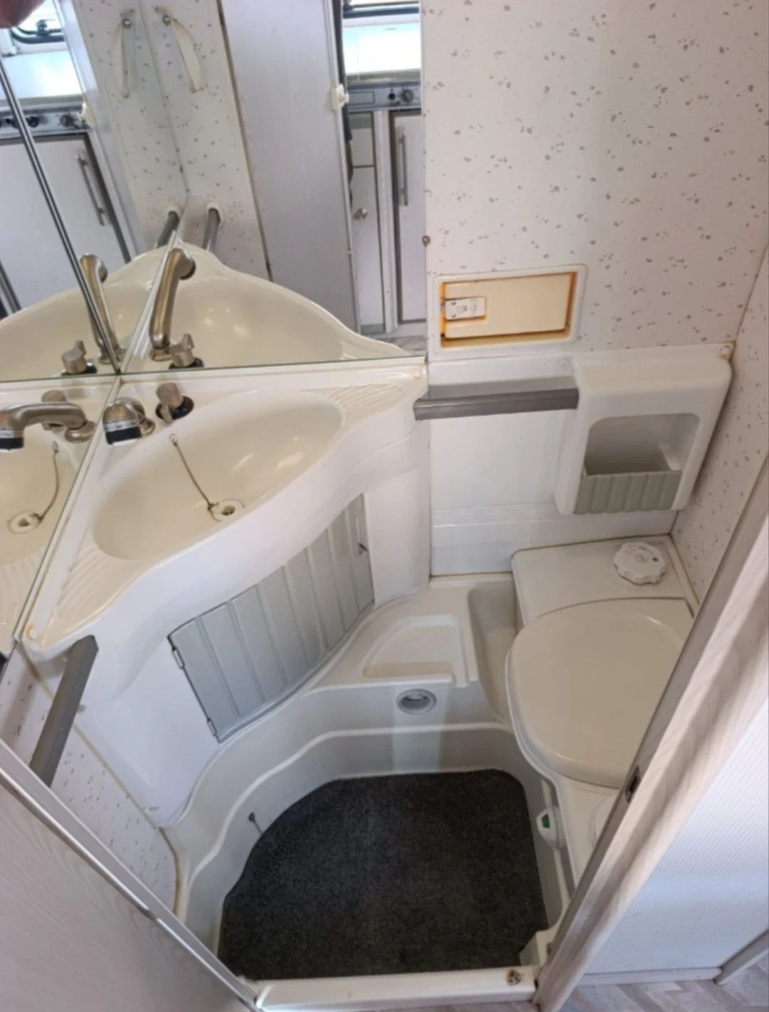 Каравана Knaus Sport, снимка 12 - Каравани и кемпери - 55598345