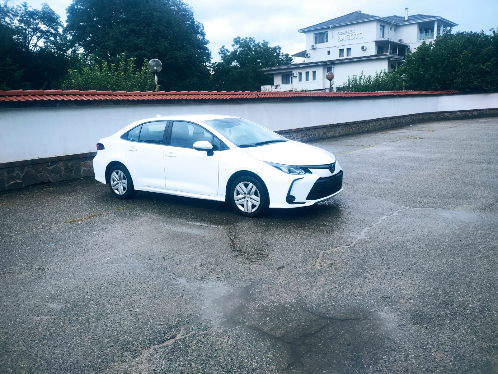 Toyota Corolla 1, 8 hybrid , снимка 2 - Автомобили и джипове - 55656202